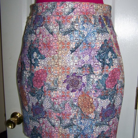 H&M Dresses & Skirts - H&M NWT Floral Pattern Pencil Skirt Sz 10